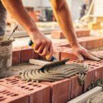 Budowa komina na placu budowy