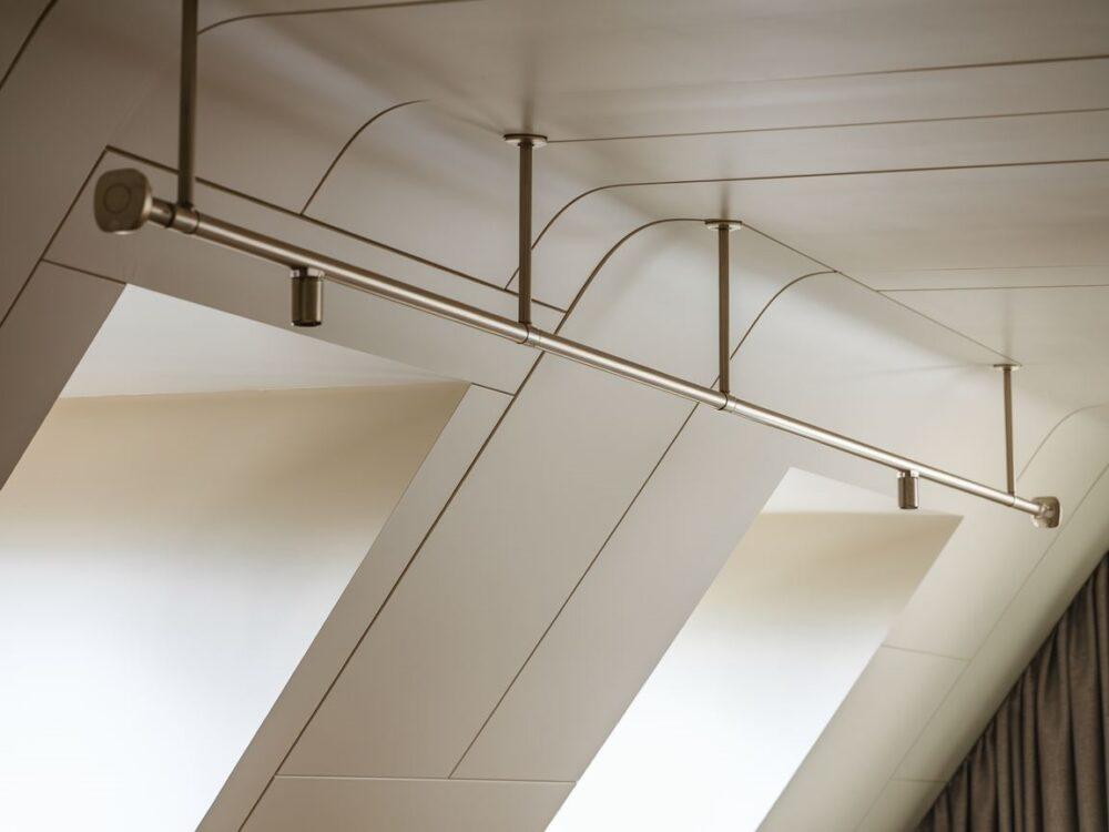 DIY – montaż karnisza na skosie