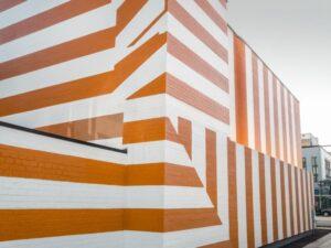 Dekoracyjne pasy na ścianie zewnętrznej