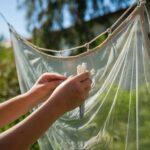 Detal moskitiery podczas czyszczenia