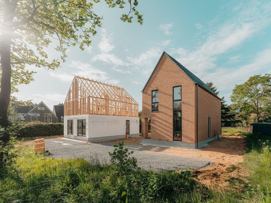 Domy szkieletowe vs murowane w krajobrazie