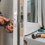 Dopasowanie drzwi na zawiasach