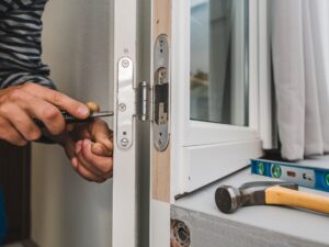 Dopasowanie drzwi na zawiasach