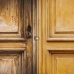 Jak wyczyścić zżółknięte drewniane drzwi