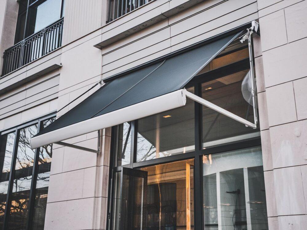 Markiza przytwierdzona do ściany