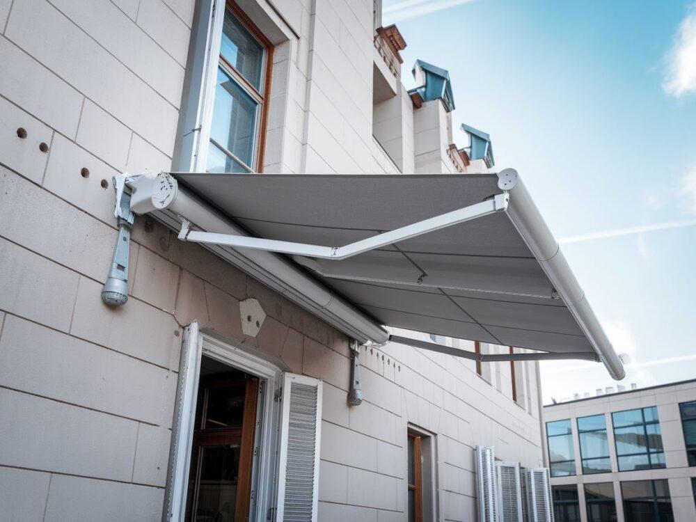 Markiza zamontowana na elewacji budynku