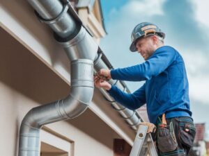 Osoba montująca mauser do rynny