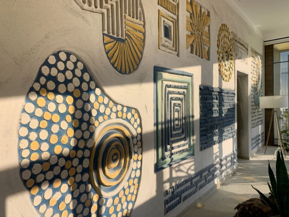 Plaster gipsowy na ścianie