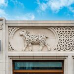 Rzemieślnik nakładający baranka na fasadę