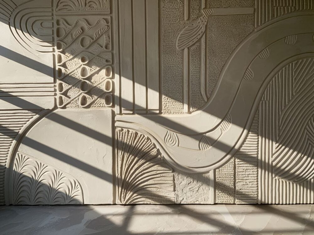 Tworzenie wzorów na ścianie z gipsu