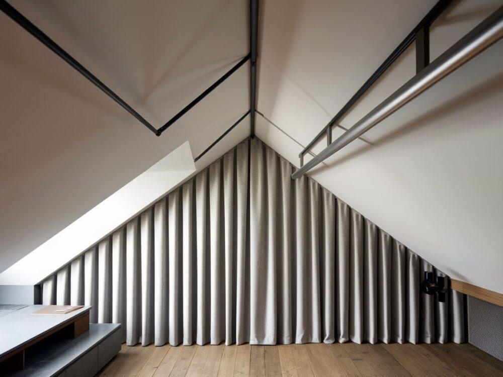 Ukośny sufit i karnisz w aranżacji