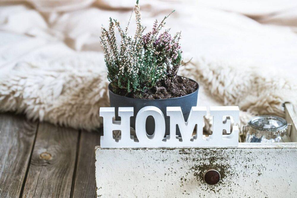 dekoracja-z-wrzosem-i-napisem-home-na-tle-przytulnego-koca.jpg