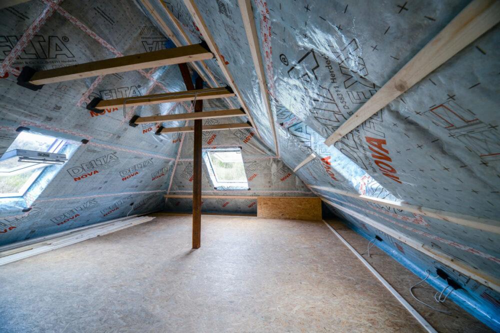 Folia paroizolacyjna stanowi przykład materiałów budowlanych na których nie warto oszczędzać